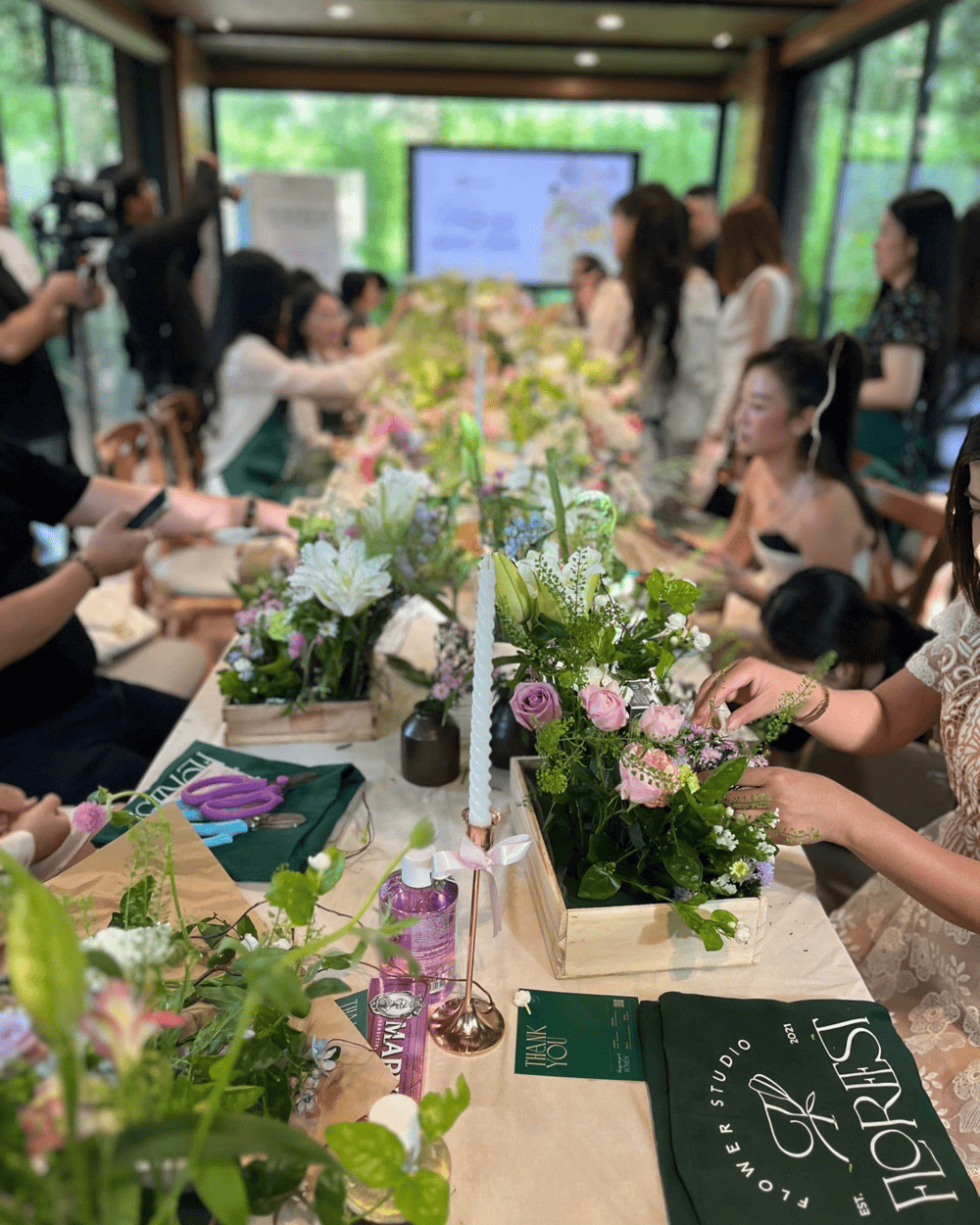 Tự tay cắm những b&oacute; hoa tinh tế, thư gi&atilde;n trong kh&ocirc;ng gian đầy nghệ thuật (Nguồn: Floreest Flower Studio